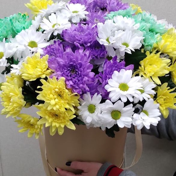 Букет в шляпной коробке large из 15 кустовых хризантем микс