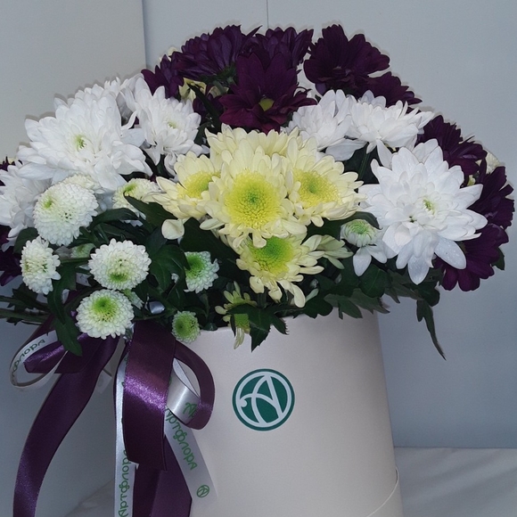 Букет в шляпной коробке large из 15 кустовых хризантем микс