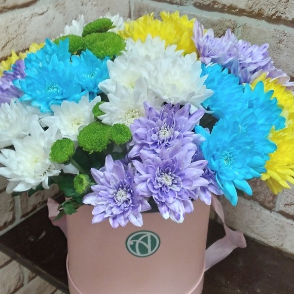 Букет в шляпной коробке large из 15 кустовых хризантем микс