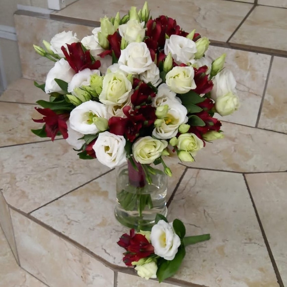 Набор букет невесты из роз, лизиантуса, гипсофилы и бутоньерка