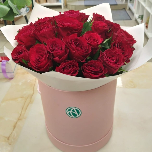Букет в шляпной коробке small из 25 красных роз (Кения)