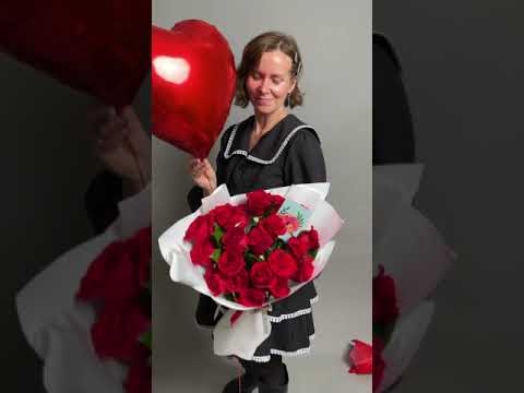 Embedded thumbnail for Набор с букетом-сердце из красных роз 50 см (Эквадор)