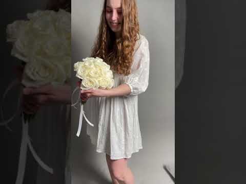 Embedded thumbnail for Букет невесты из белых роз Эквадор